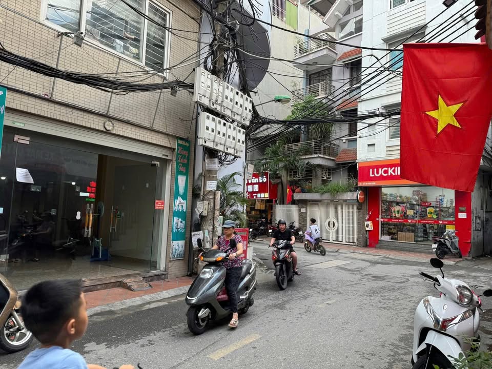 Cho thuê mặt bằng kinh doanh đường Hoa Bằng, Cầu Giấy 40m² - Khu đông đúc, thích hợp làm nail hoặc bán bánh mì!