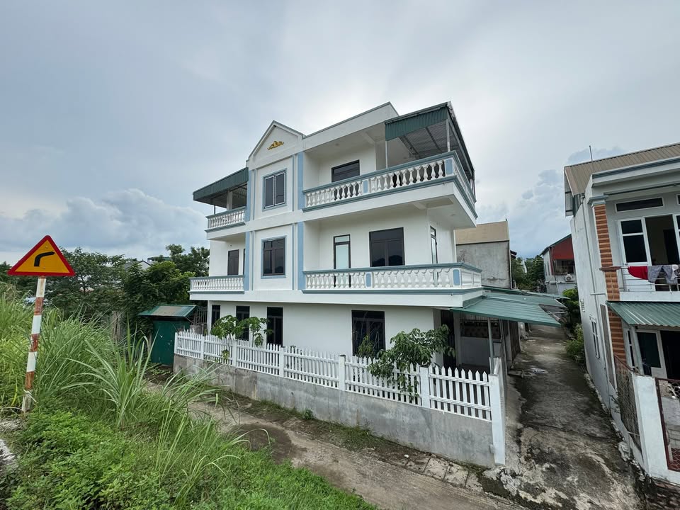 Nhà cho thuê 3 tầng mặt đê Thịnh Lang Hòa Bình - Giá thỏa thuận tiện nghi