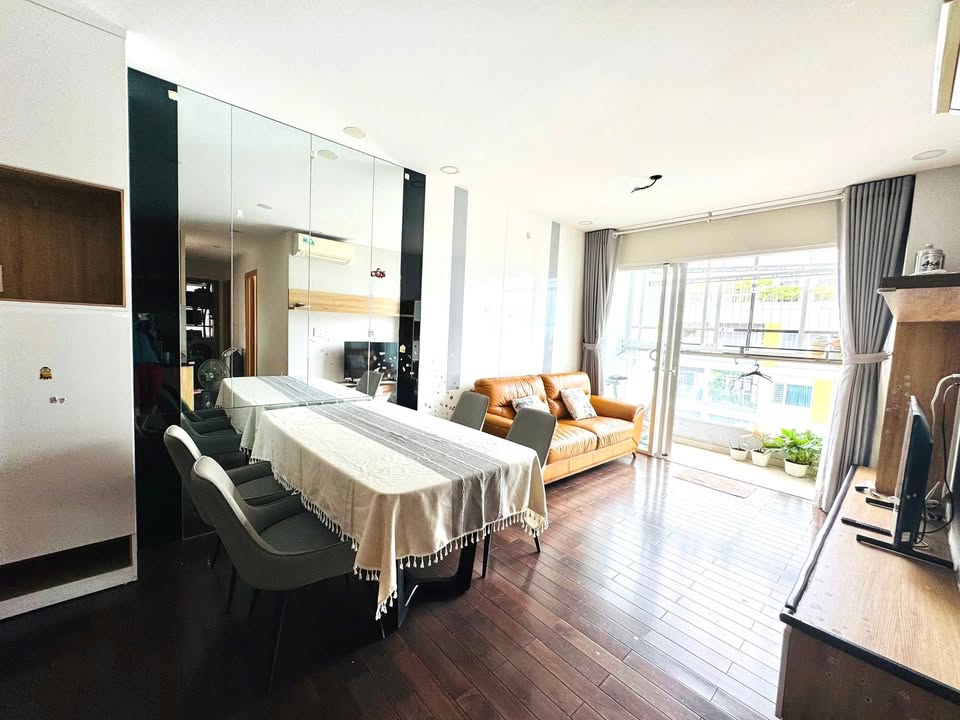 Căn hộ Charmington La Pointe Quận 10 3PN giá 23 triệu - Tiện ích đầy đủ, vị trí đẹp!