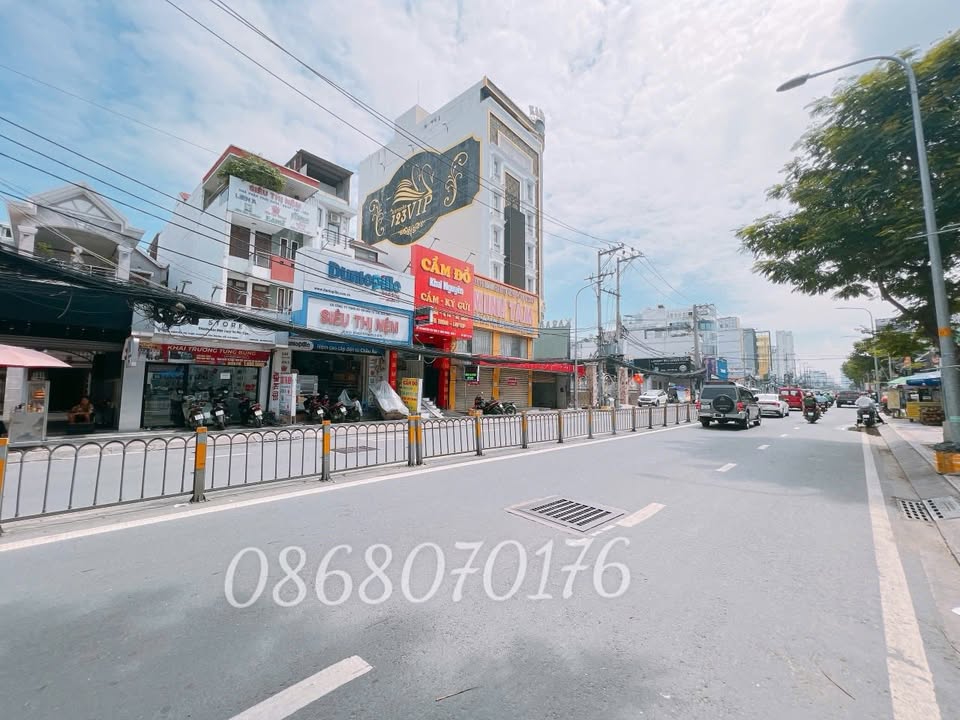 Nhà phố Nguyễn Thị Thập 159m² giá 15.9 tỷ - Sẵn sàng xây căn hộ dịch vụ!