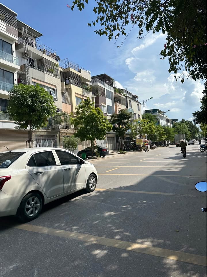 Nhà liền kề Văn Phú Hà Đông 90m² giá 20 tỷ - Mặt đường 24m, kinh doanh đỉnh!