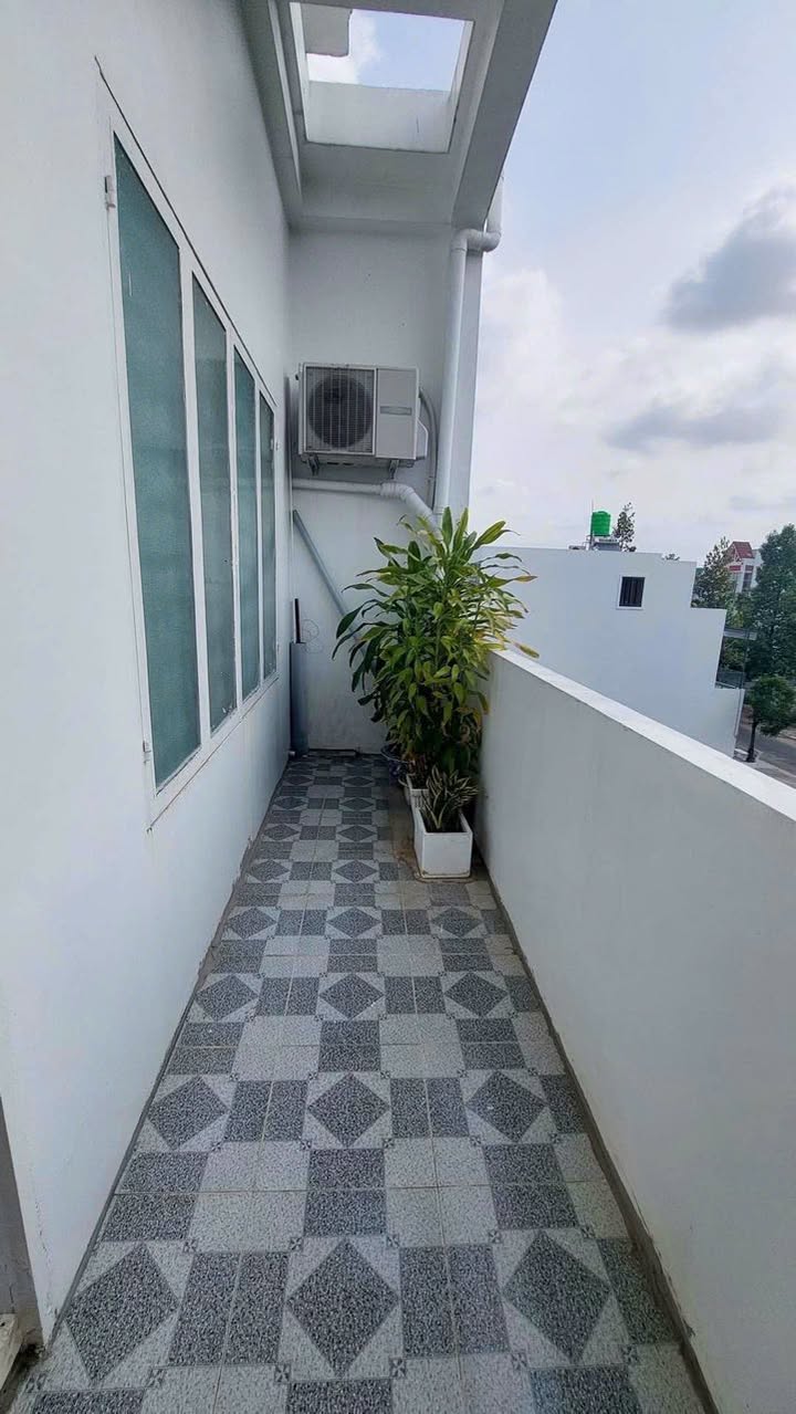 Nhà mặt tiền Phạm Hùng Rạch Giá 100m² giá 5.6 tỷ - Khu vực sầm uất, tiện ích đầy đủ!