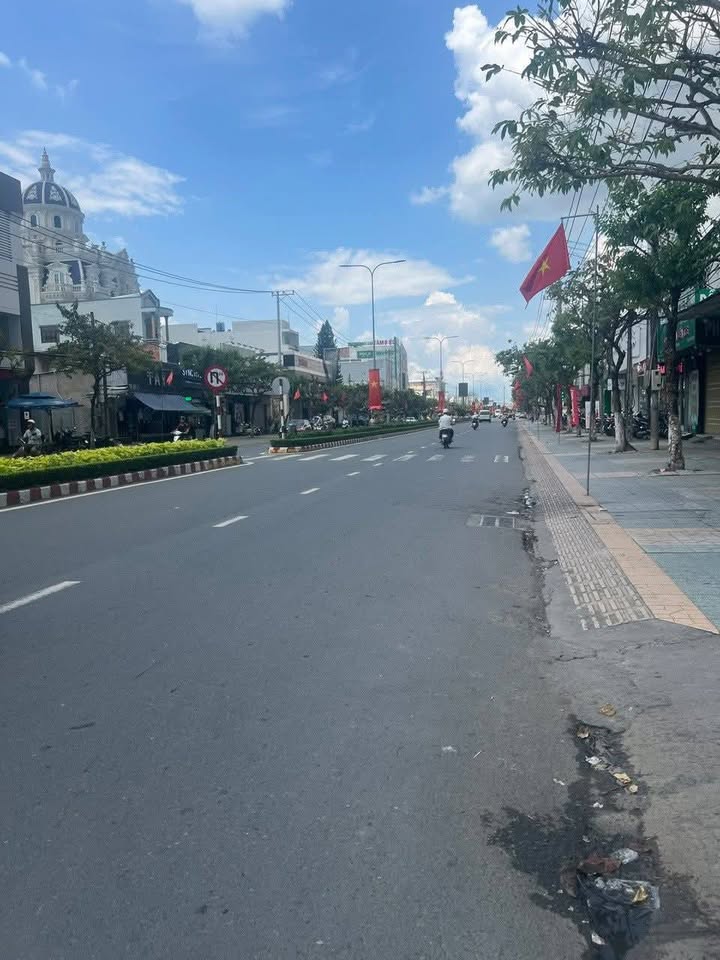 Nhà mặt tiền Đại lộ Đồng Khởi, Phú Tân, Bến Tre 124m² giá 9.5 tỷ - Đầu tư sinh lời ngay!