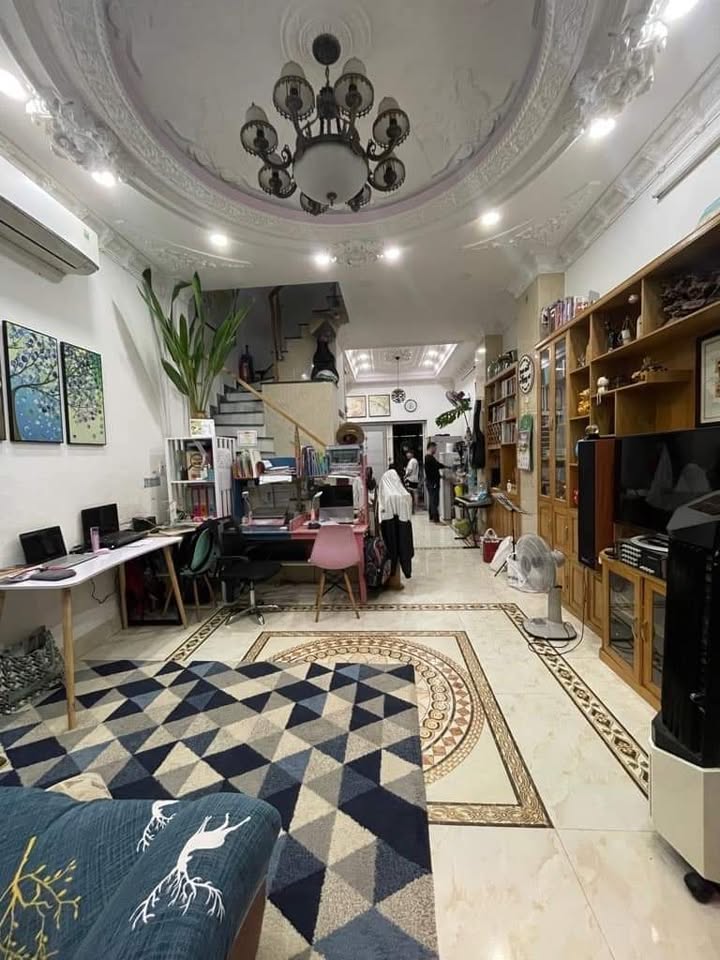 Nhà phố Quận 7 55m² giá 5.8 tỷ - Hẻm xe hơi, sẵn sàng vào ở!