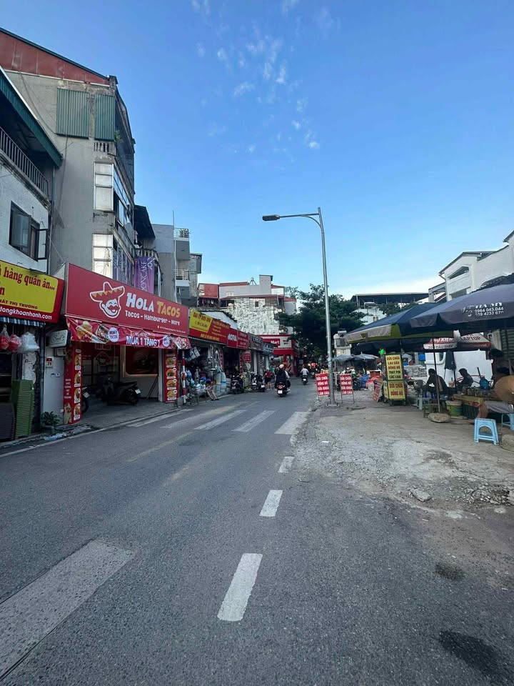 Nhà đẹp Cầu Giấy 74m² giá 13 tỷ - Khu phố sầm uất, tiện nghi!