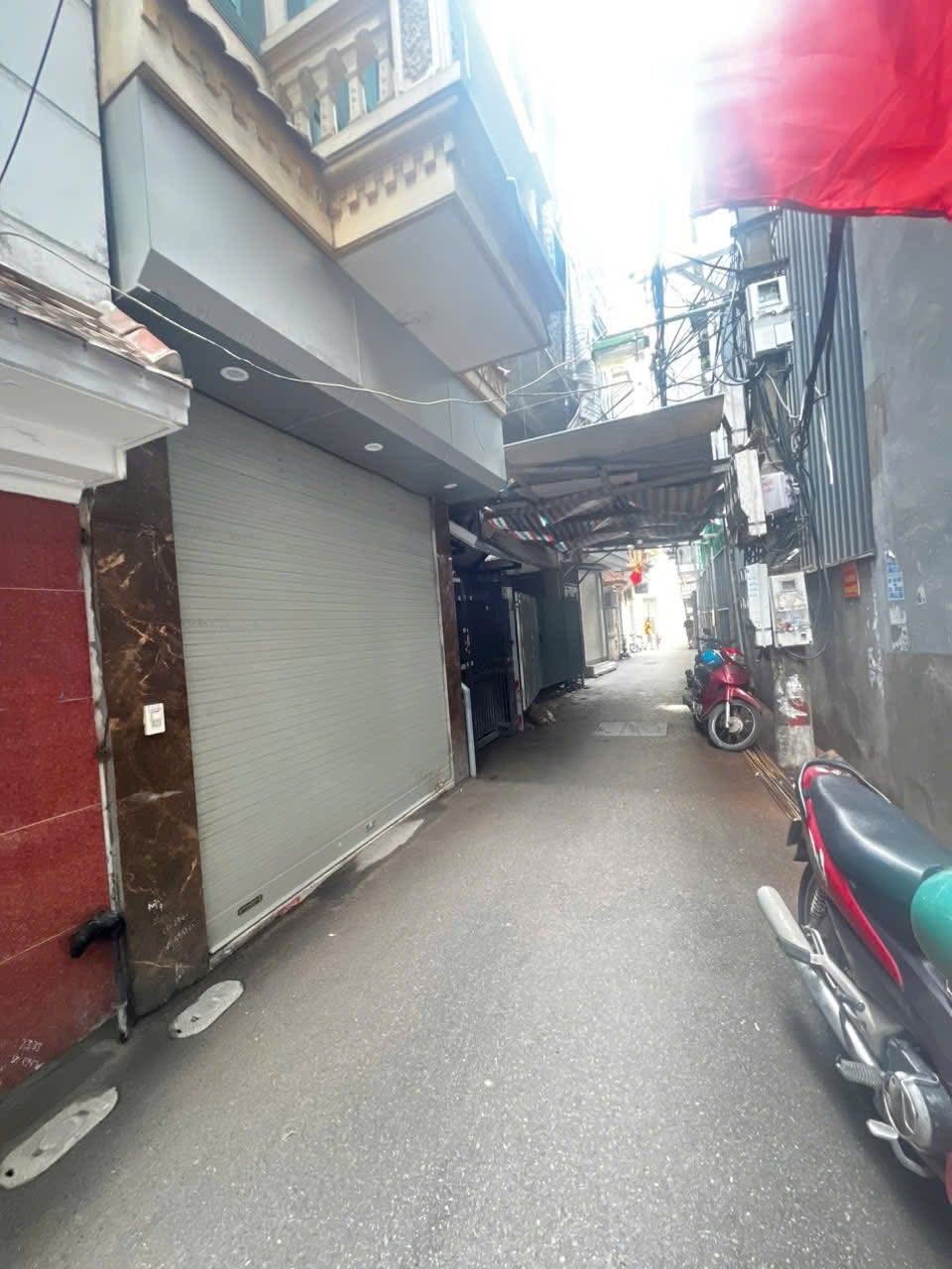 Nhà lô góc Trần Thái Tông 35m² giá 10.5 tỷ - Ô tô đỗ cửa, cho thuê 18 triệu/tháng!