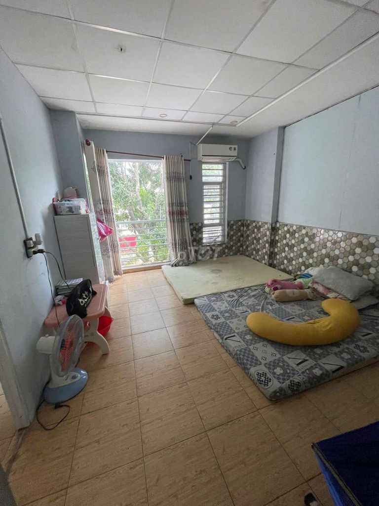 Phòng cho thuê tại Bình Tân 100m² giá 4.5 triệu - Không gian thoáng đãng, tiện ích đầy đủ!