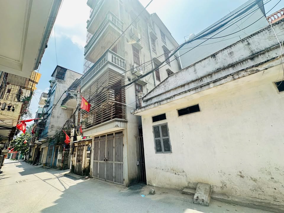 Nhà 5 tầng Tập thể quân đội Đại Mỗ 40m² giá 9 tỷ - Ô tô đỗ cửa, tiện ích đầy đủ!