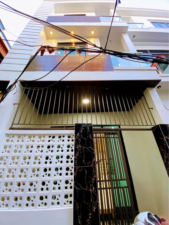 Nhà mặt ngõ thông Trần Thái Tông 45m² giá 2.5 tỷ - View lô góc thoáng đẹp!