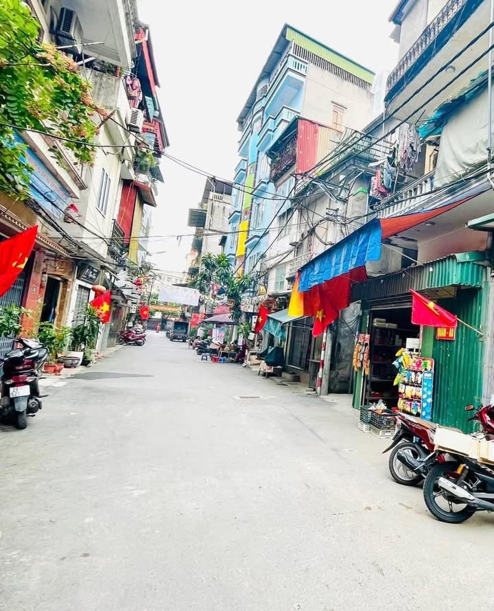 Nhà 3 tầng Phan Đình Giót 45m² giá 6.2 tỷ - Gần ô tô, tiện nghi đầy đủ!