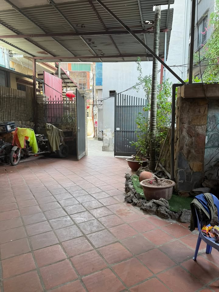 Nhà lô góc Lạc Long Quân Tây Hồ 219m² giá 54.5 tỷ - Khu yên tĩnh, dân trí cao!