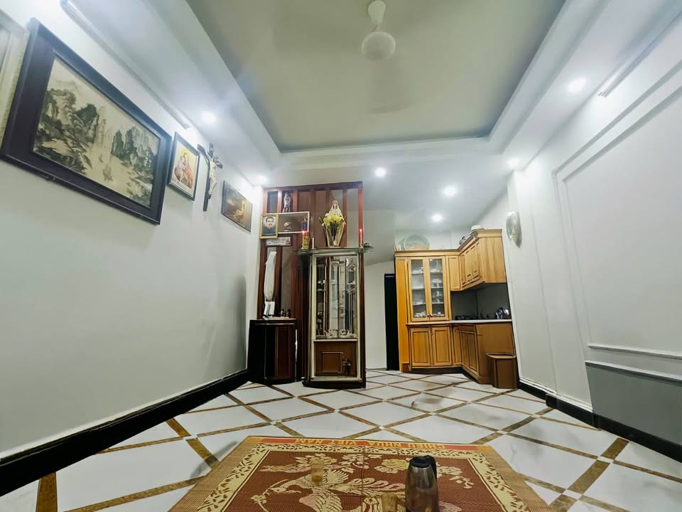 Nhà đẹp 5 tầng Vĩnh Hưng 33m² giá 6.3 tỷ - Tiện ích đầy đủ, gần phố!