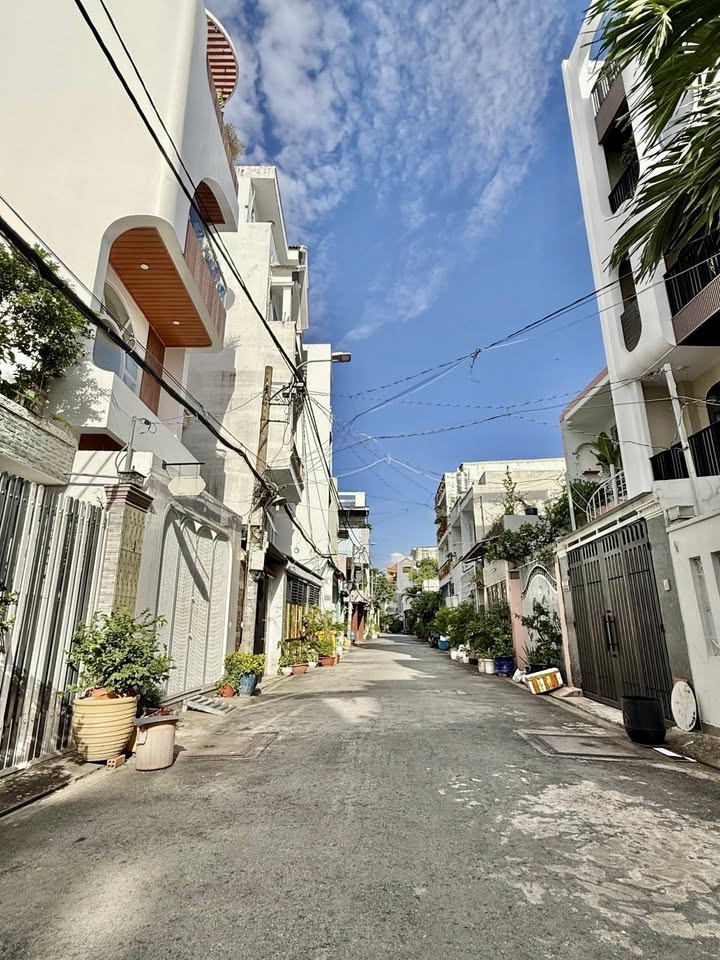 Nhà riêng Tân Phú 70m² giá 6.95 tỷ - Ô tô vào tận nhà!