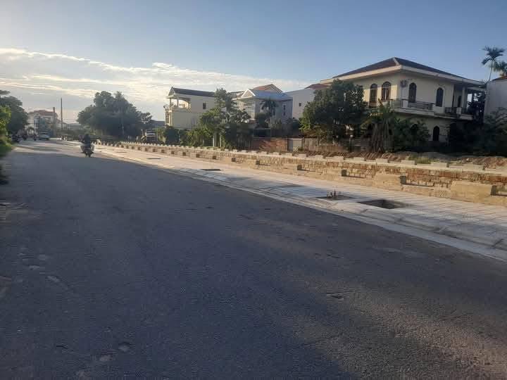 Nhà mặt tiền 2 tầng Nguyễn Minh Vỹ, phường Vỹ Dạ, 164.5m² giá 6 tỷ - View kênh thoáng mát!