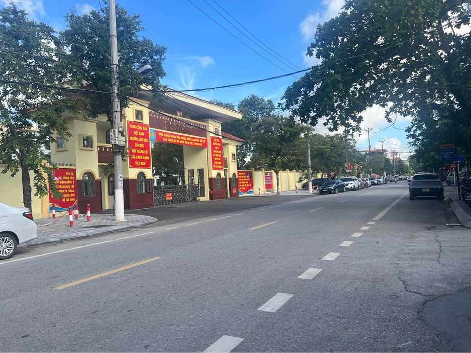 Nhà 3 tầng mặt tiền đường Kim Đồng, Ninh Bình 61m² giá 7.6 tỷ - Sẵn sàng vào ở!