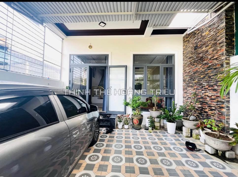 Nhà đẹp góc 3 mặt tiền Trần Bình Trọng, Đông Hà 126m² giá 1.6 tỷ - Tiện nghi đầy đủ!