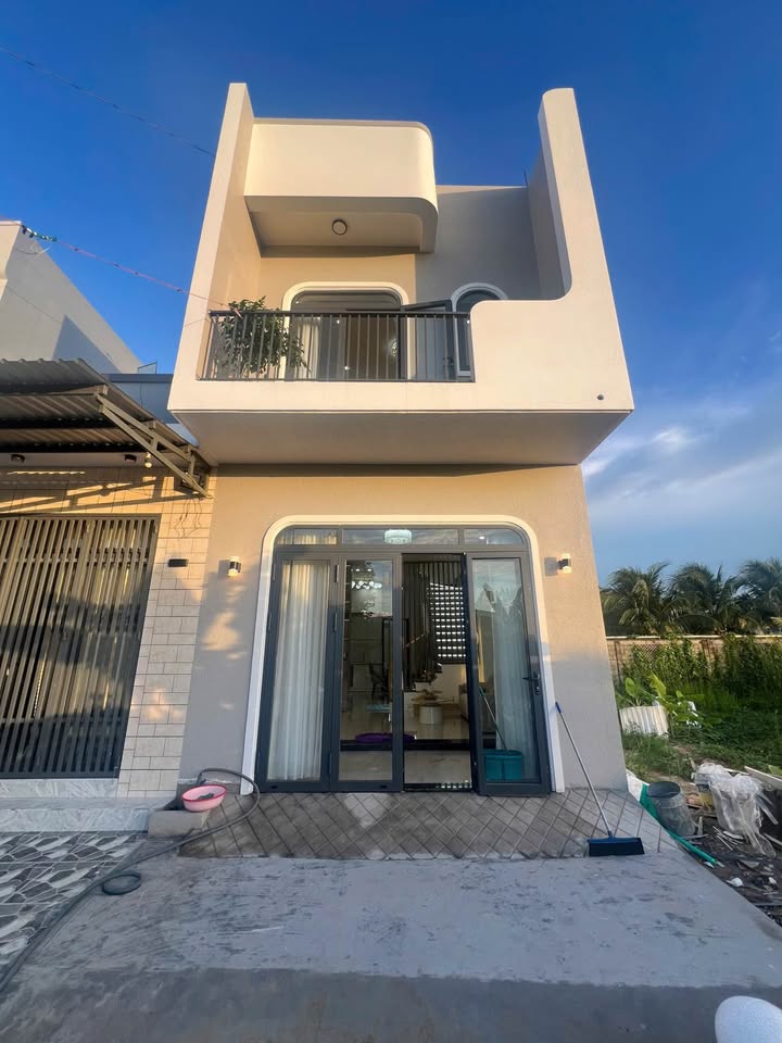 Nhà 1 trệt 1 lầu đường Hồ Văn Huê, Rạch Giá 67m² giá 2.2 tỷ - Tặng nội thất đầy đủ!