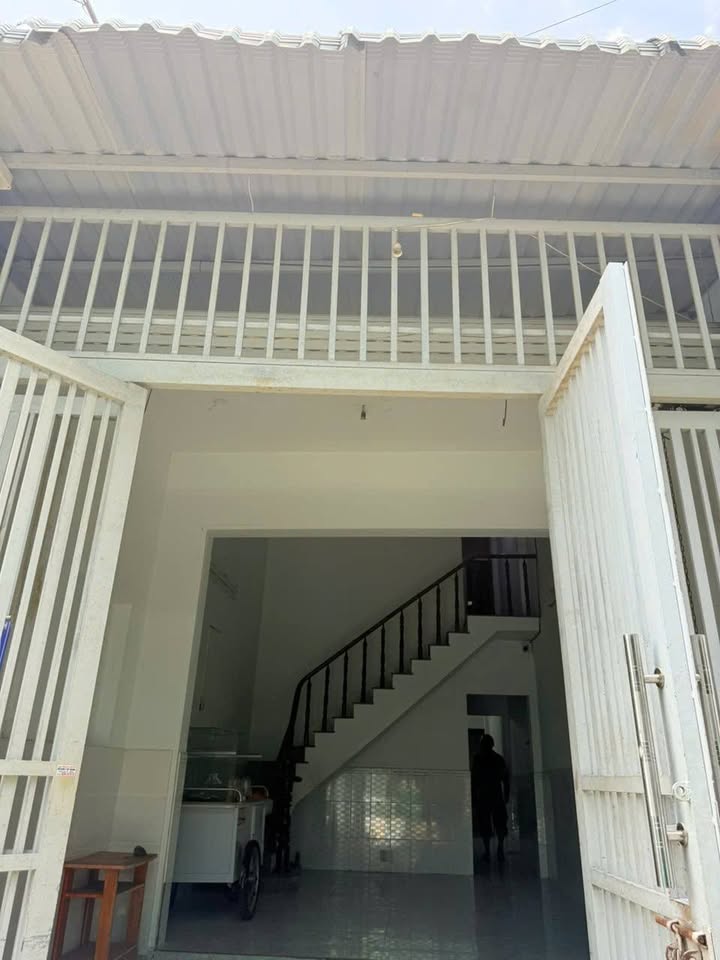 Nhà phố Hóc Môn 64m² giá 2.3 tỷ - Vị trí đắc địa, tiện ích xung quanh!