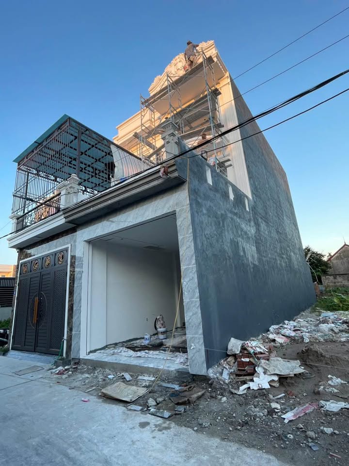 Nhà 3 tầng đường Lê Lợi 73.4m² giá chỉ 2.95 tỷ - Gara ô tô và sân sau thoáng mát!