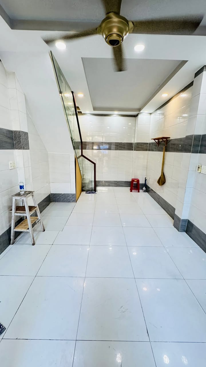 Nhà mặt tiền Vĩnh Khánh Quận 4 24m² giá 18 triệu - Kinh doanh mọi ngành nghề!