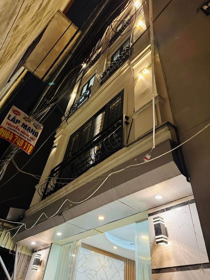 Nhà 5 tầng mới xây tại Lĩnh Nam, Hoàng Mai, 30m² - Gần chợ và trường học!