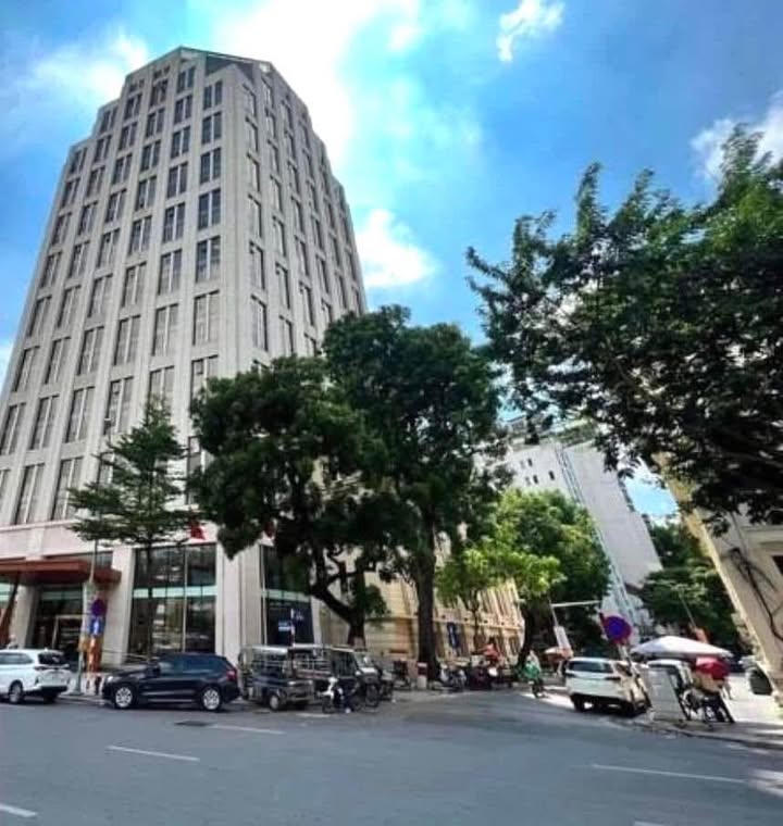 Bán nhà lô góc 2 mặt tiền phố Trần Quang Khải, Hoàn Kiếm 200m² giá 158 tỷ - Đầu tư sinh lời lý tưởng!