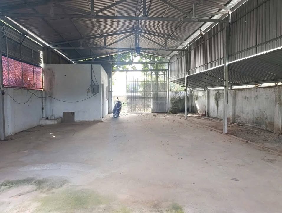 Kho xưởng cho thuê tại Tân Hiệp Hóc Môn 200m² - Đường xe tải vào tận nơi!