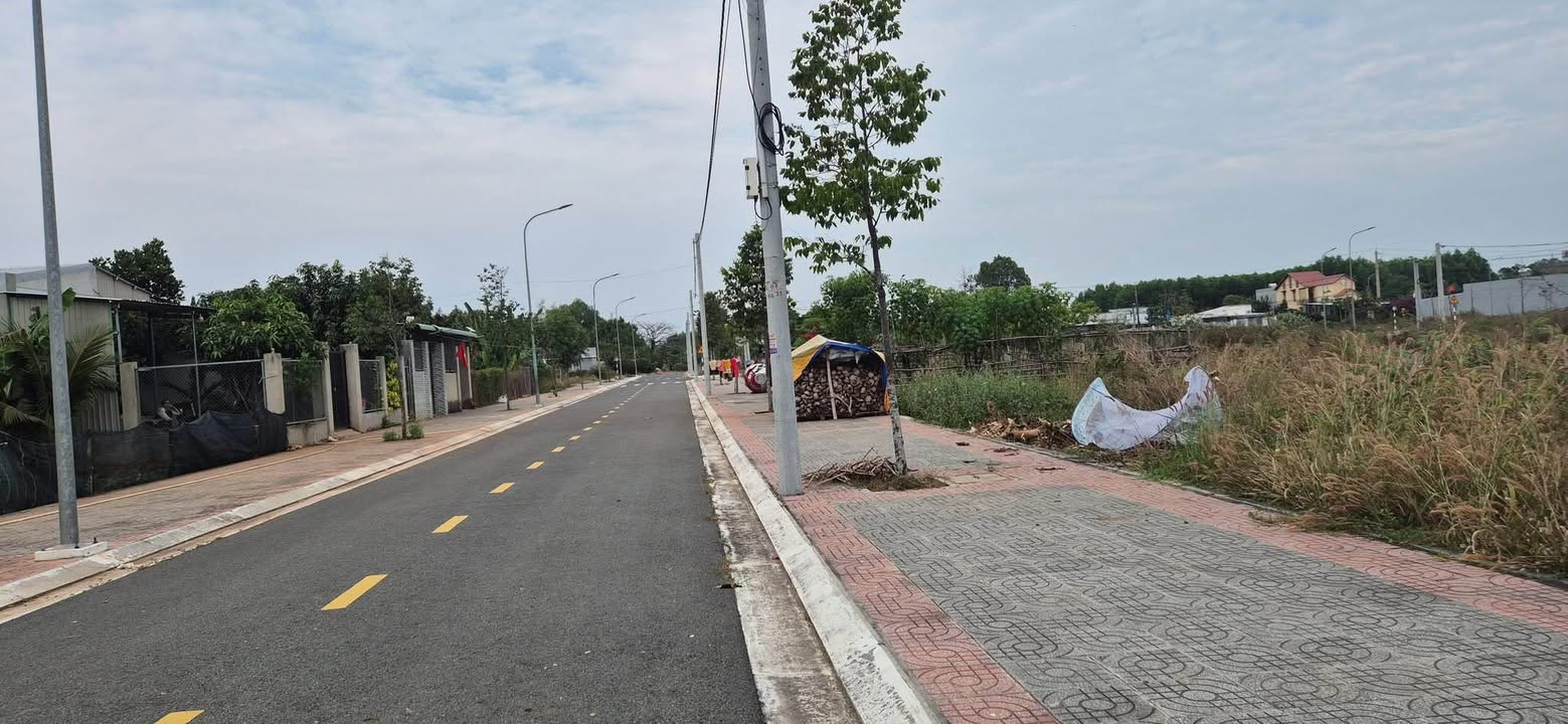 Bán lô đất Biệt Thự Long Phước 570m² giá 3.25 tỷ - Mặt tiền rộng, dân cư đông đúc!
