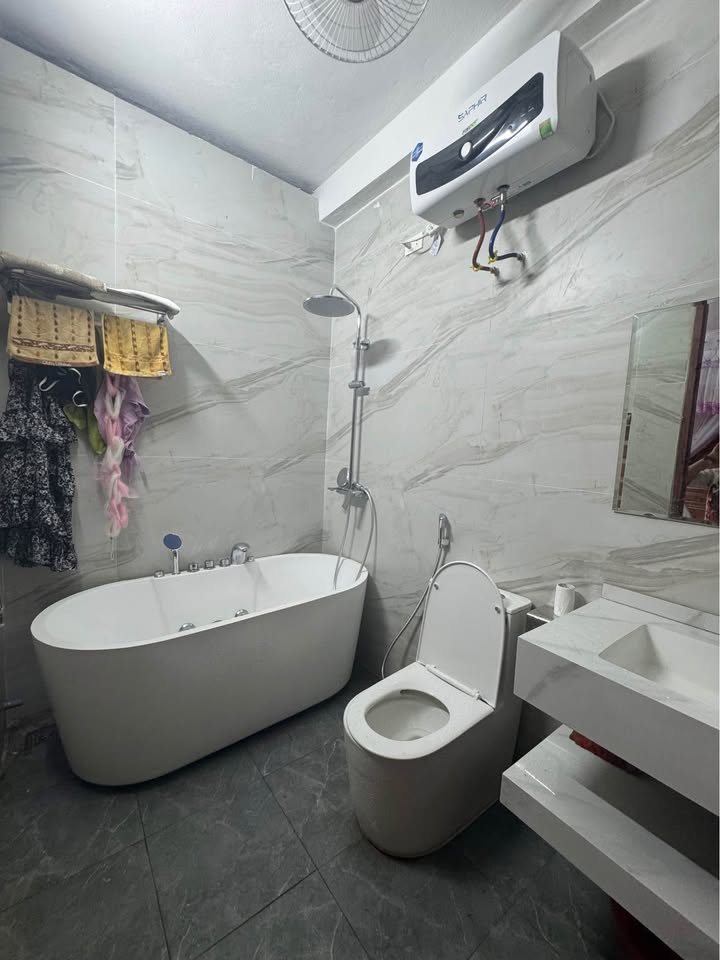 Nhà mái thái phố 1 Quảng Hưng 165m² giá 6 tỷ - Nội thất gỗ xịn, sẵn sàng vào ở!