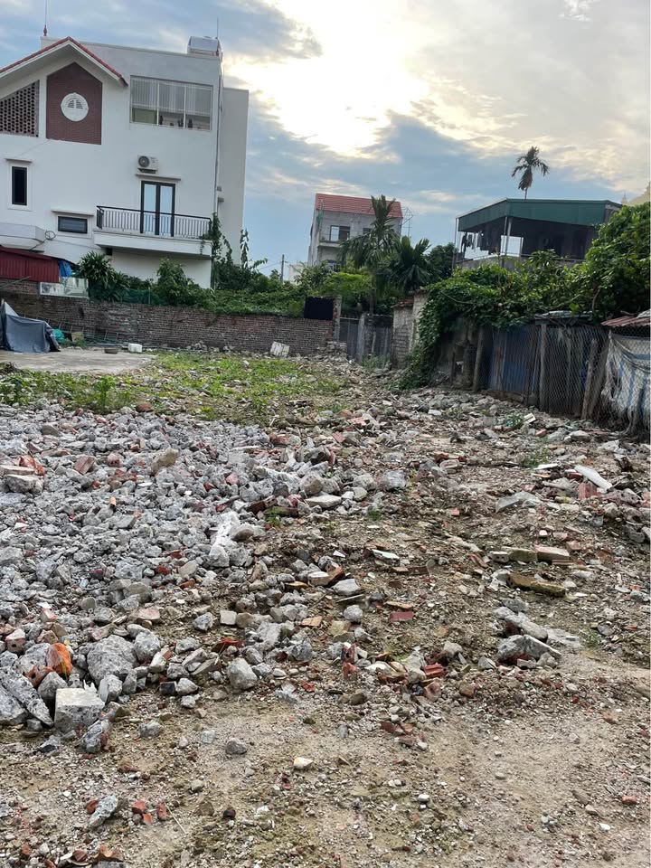 Đất Ninh Khánh 111m² giá 5 tỷ - Vị trí đắc địa gần chợ và trường học!