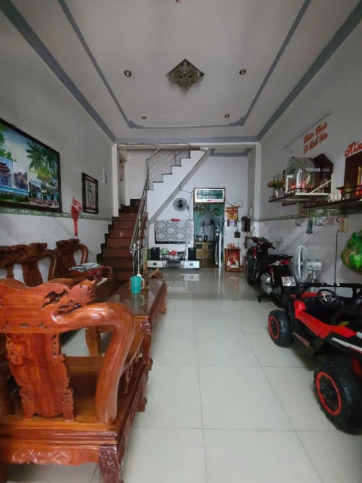 Cho thuê mặt tiền đường Hiền Vương, quận Tân Phú, 56m² giá 11 triệu - Nhà mới đẹp, an ninh tốt!
