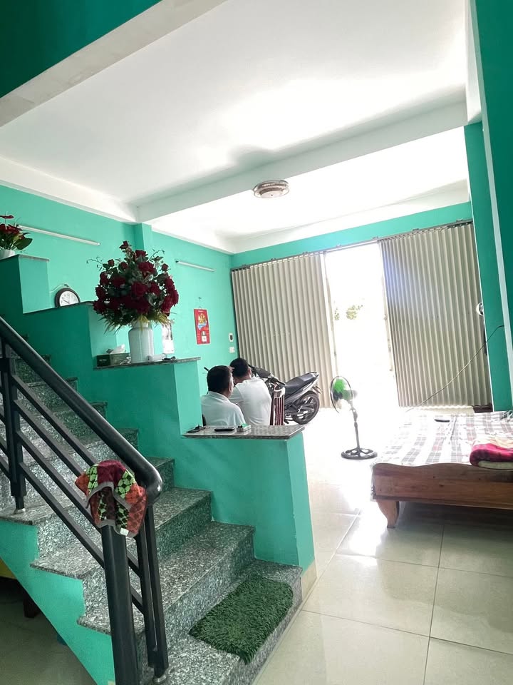 Nhà bán 180m² tại khu phố Uất Lâm, phường Phú Yên - Chính chủ, giá chỉ từ 1.1 tỷ!