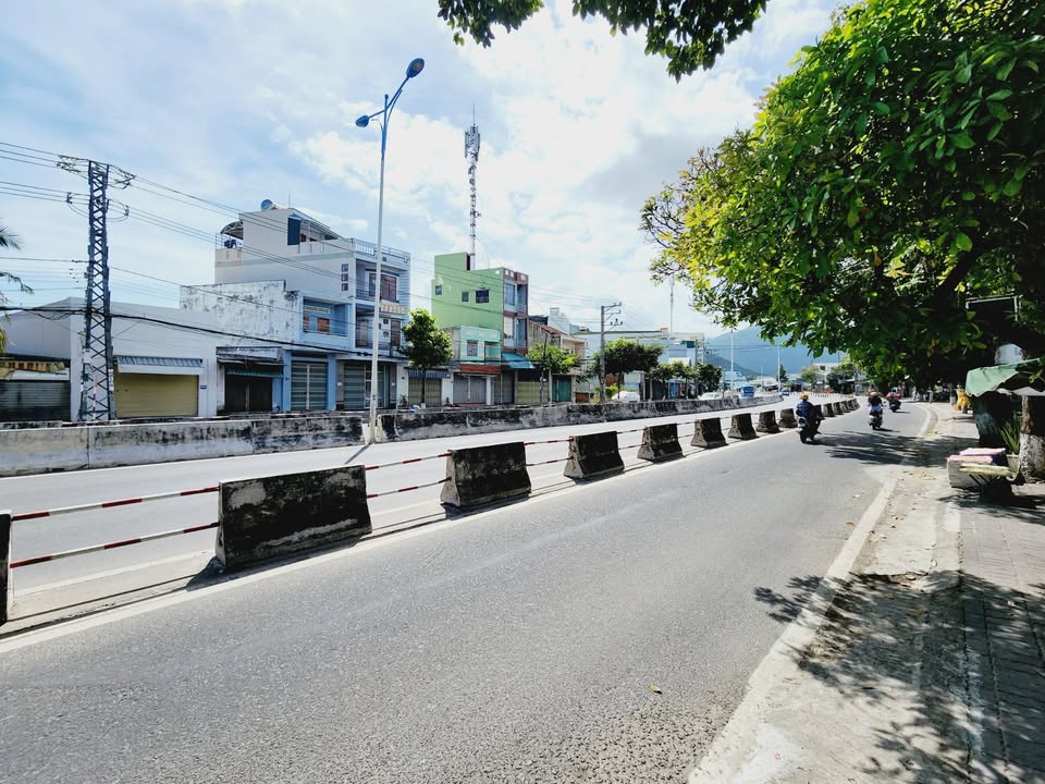 Bán nhà mặt tiền kinh doanh đường Nguyễn Tất Thành, Nha Trang 61.5m² giá 4.2 tỷ - Vị trí đắc địa!