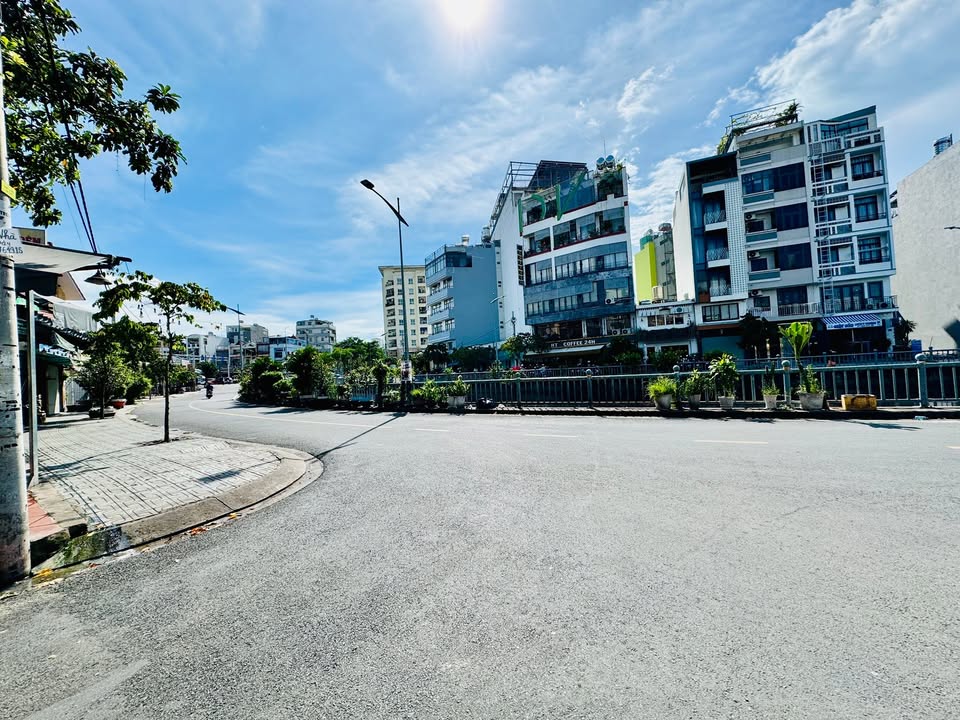 Nhà phố Dương Quãng Hàm 49m² giá 10.5 tỷ - Khu phân lô sầm uất!