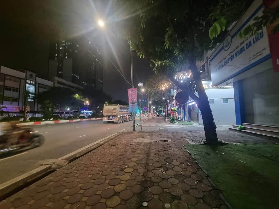 Nhà mặt phố Hoàng Quốc Việt 54m² giá 30 tỷ - Vị trí đắc địa, chuẩn phong thủy!