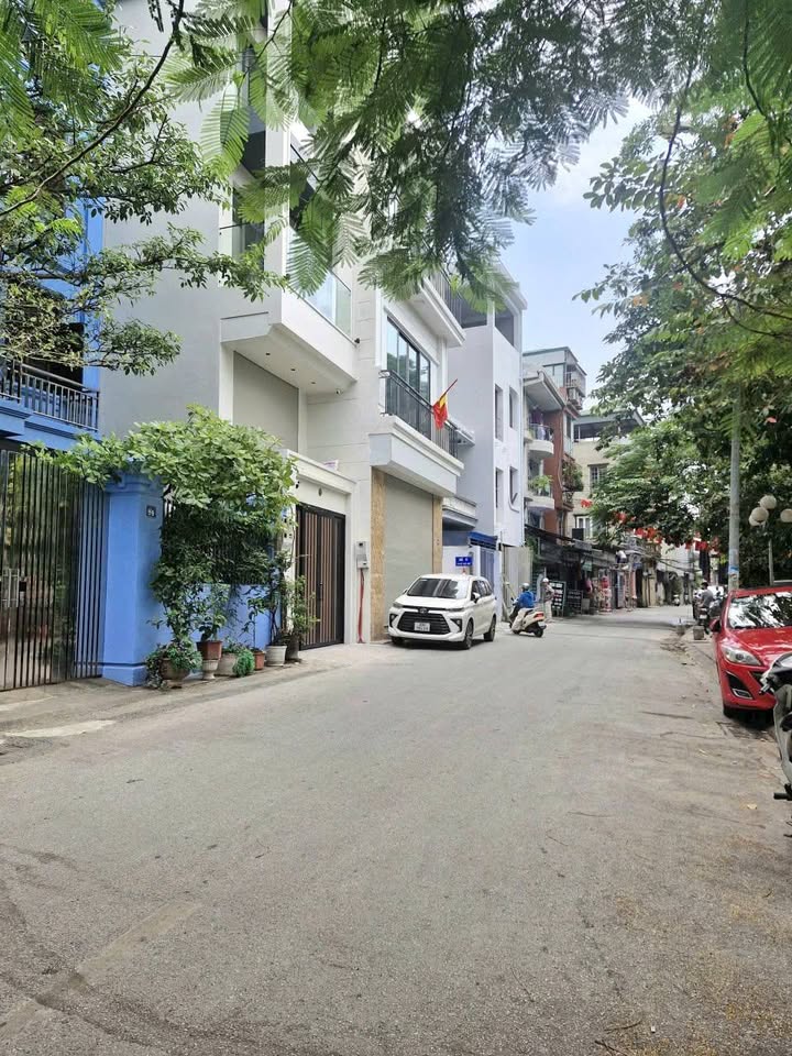 Đất mặt phố Bồ Đề, Long Biên 90m² giá 26.8 tỷ - Vị trí vàng kinh doanh sầm uất!