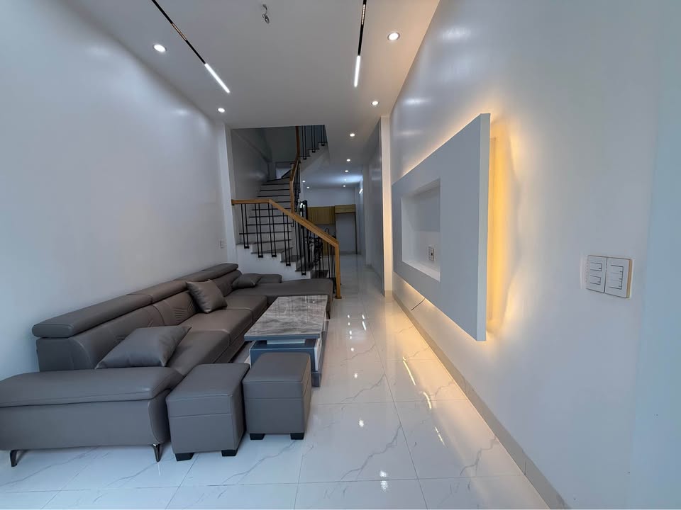 Bán nhà 3 tầng đường Cao Bá Quát, phường Trường Thi, 43.4m² - Nhà mới, an ninh tốt!