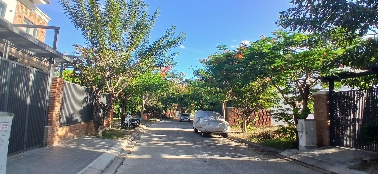 Đất nền Giáng Hương Villa 233m² giá chỉ 5.825 tỷ - Đối diện công viên