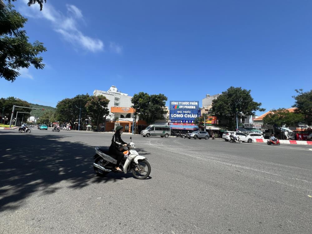 Đất bãi sau mặt tiền Hoàng Hoa Thám 8000m² giá 300 triệu - Vị trí đắc địa thuận tiện kinh doanh!