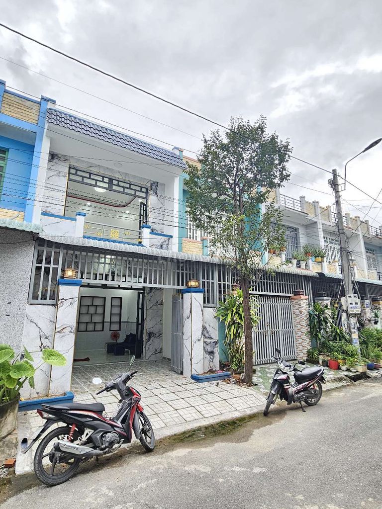 Nhà mới 1 trệt 1 lầu 4PN tại Cần Đước 100m² giá 2.25 tỷ - Đang chờ chủ mới!