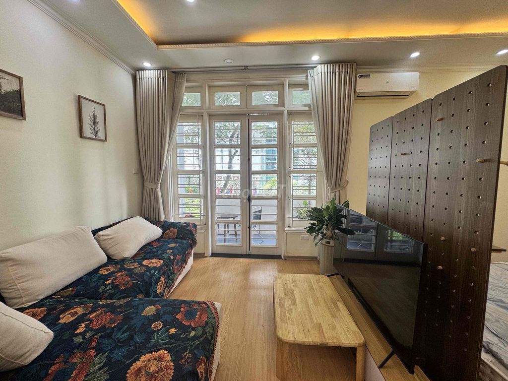 Căn hộ studio 35m² phố Phạm Hồng Thái giá 8.5 triệu - Ban công riêng view phố