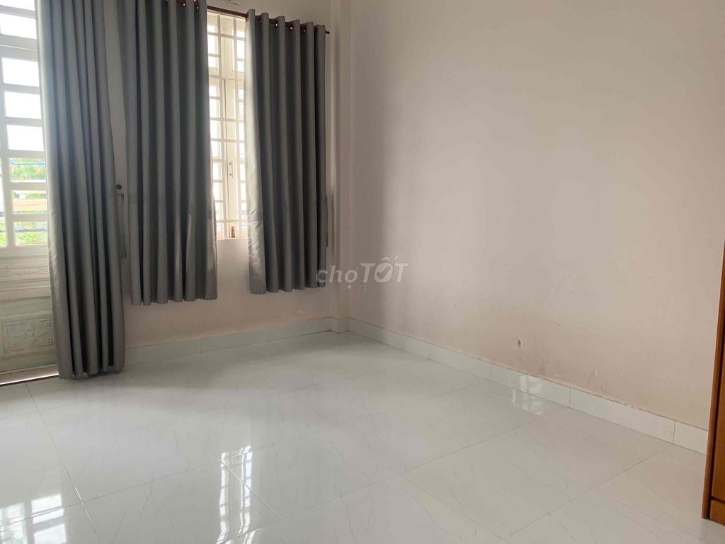 Nhà ở riêng lẻ tại KDC 49, Phú Hữu, 64m² giá 8 triệu - Không gian sống lý tưởng cho gia đình!