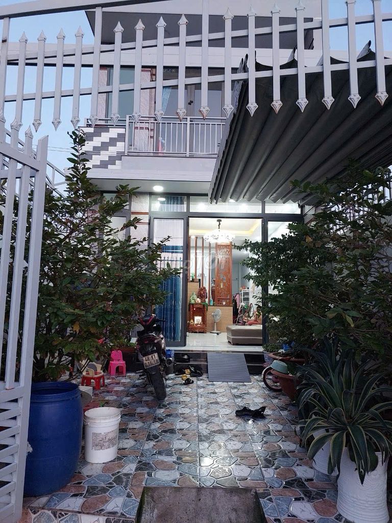 Nhà lầu 1 xẹt Đoàn Nguyễn Tuấn, Bình Chánh 100m² giá 1.35 tỷ - Pháp lý rõ ràng, sẵn sàng ở ngay!