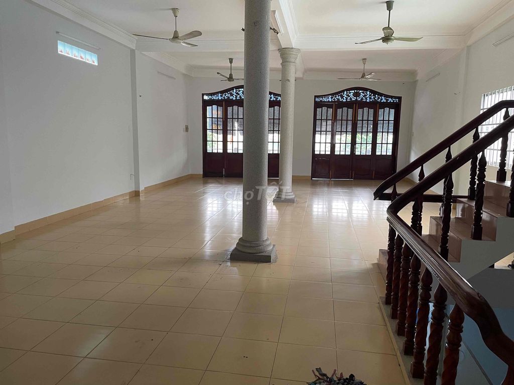 Nhà phố mặt tiền Cách Mạng Tháng Tám, 260m² giá 30 triệu - Thích hợp kinh doanh và văn phòng!