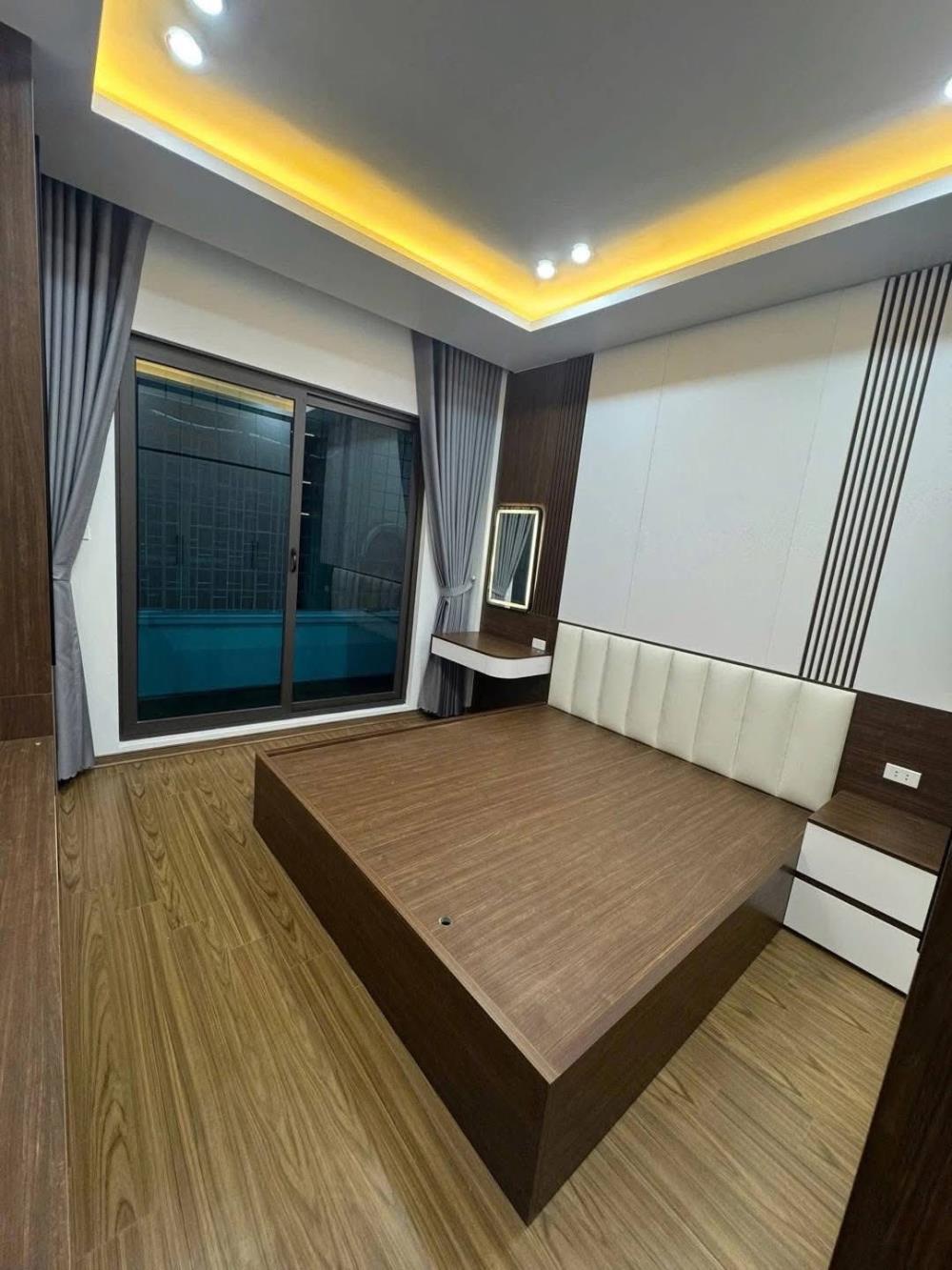 Nhà Cầu Giấy 37m² giá 7.35 tỷ - Thiết kế hiện đại, ô tô dừng đỗ 24/24!