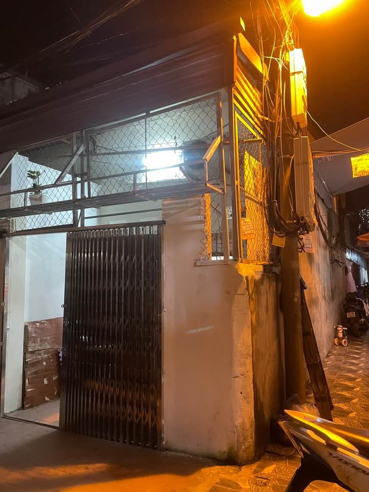 Nhà bán gấp tại ngõ 255 Lĩnh Nam, Hoàng Mai, 30m² giá 2 tỷ - Nhà lô góc thoáng mát!
