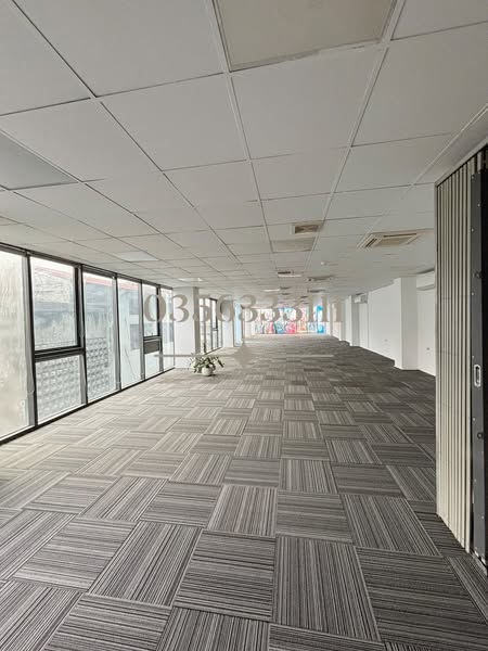 Văn phòng cho thuê tại Nguyễn Trãi, Thanh Xuân 180m² - Mặt tiền lô góc thoáng đãng!