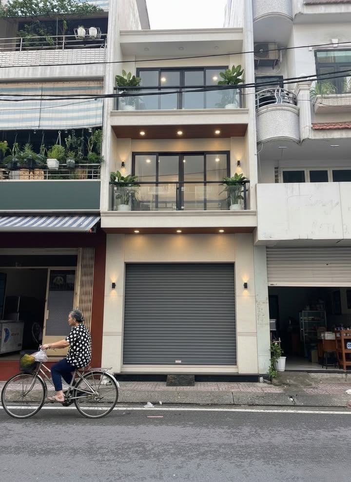 Nhà mặt tiền Hồ Bá Kiện, quận 10, 44.8m² giá 13.8 tỷ - Đầu tư sinh lời hấp dẫn!