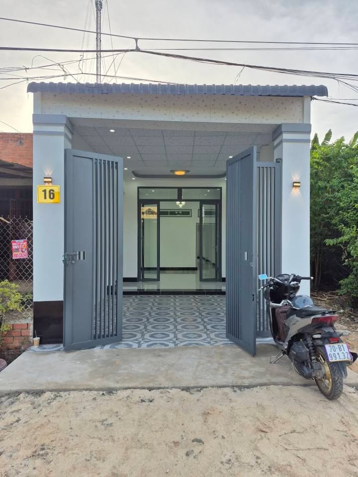 Nhà phố Trường Giang, Long Hoa, Tây Ninh 120m² giá 990 triệu - Ngôi nhà đầy đủ công năng!