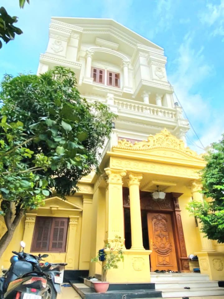 Nhà phố Tân Bình 300m² giá 30 tỷ - Thiết kế sang trọng và hiện đại!